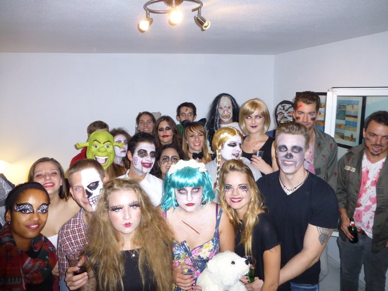 Photo de groupe à la soirée Halloween